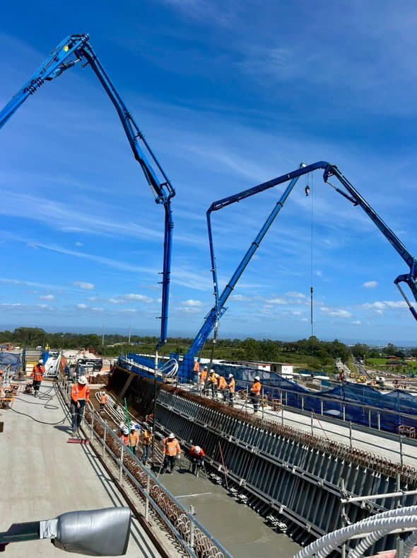 Deck pour with two booms